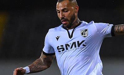 Ricardo Quaresma prepara um cruzamento de trivela em jogo patrocinado por SMK