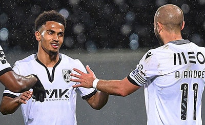 André André, Marcus Edwards e Óscar Estupiñán festejam golo do Vitória em jogo patrocinado por SMK