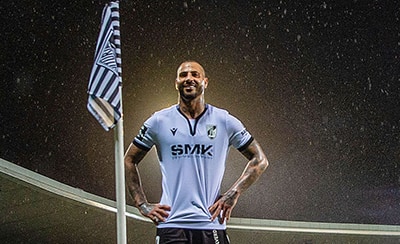 Ricardo Quaresma, melhor jogador em campo no jogo entre Vitória e Nacional, prepara-se para bater um canto